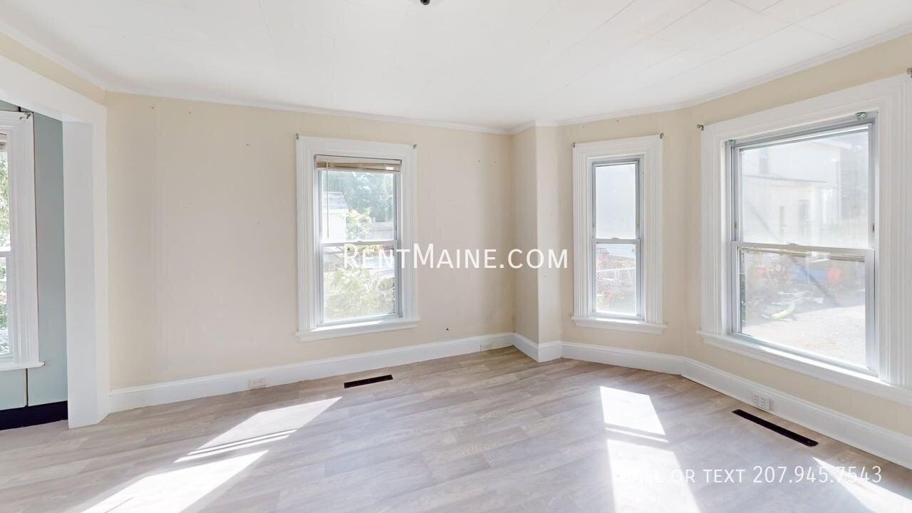 137 Grove St - Photo 4 of 14