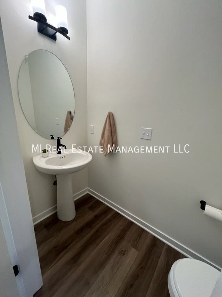 1993 N Shorewood Ln - Photo 5 of 22