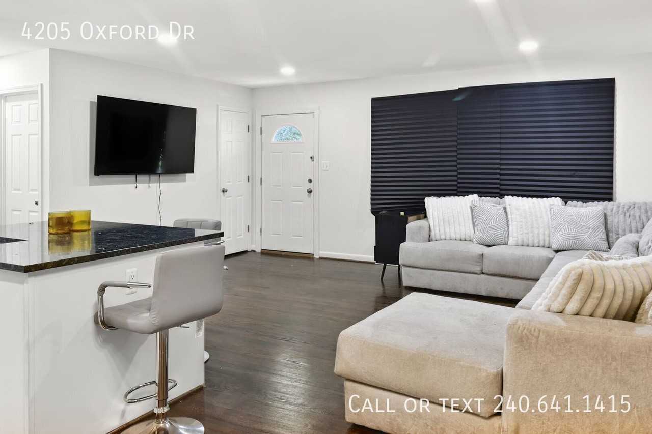 4205 Oxford Dr - Photo 3 of 13