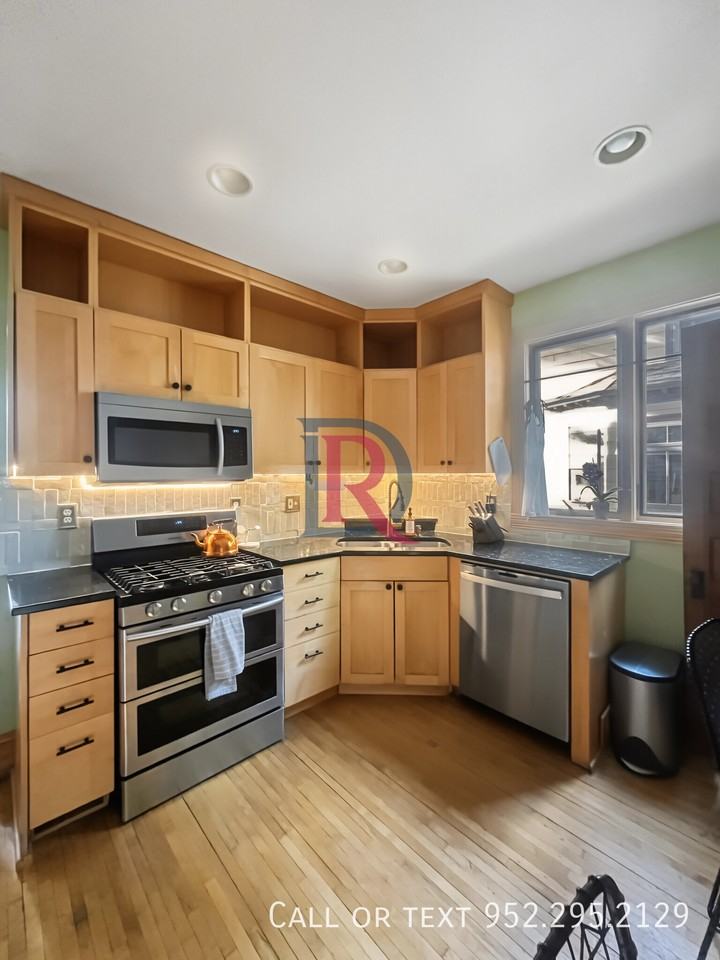 2720 Fremont Ave S - Photo 4 of 17