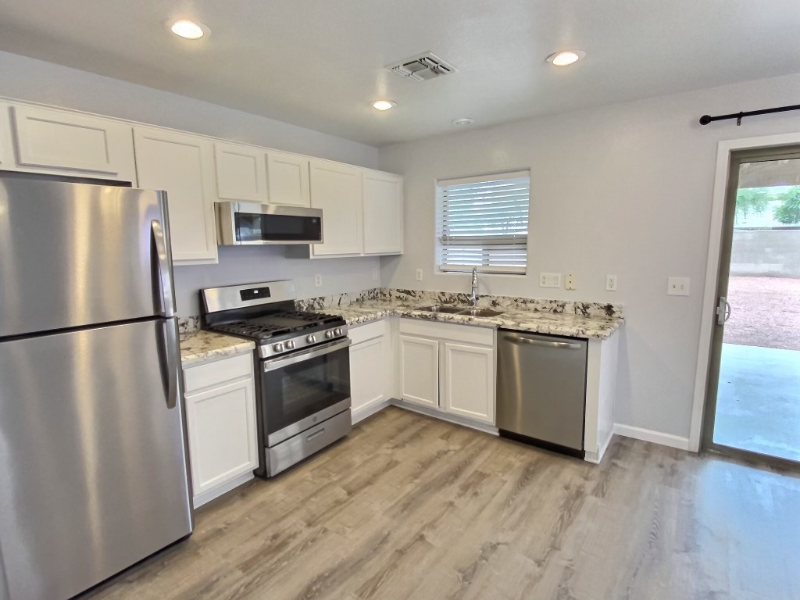 41925 W Sunland Dr - Photo 2 of 25