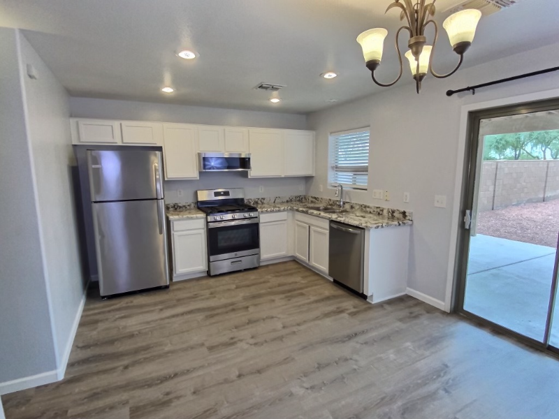 41925 W Sunland Dr - Photo 4 of 25