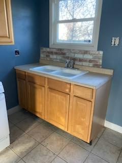 413 Augusta Ave - Photo 7 of 12