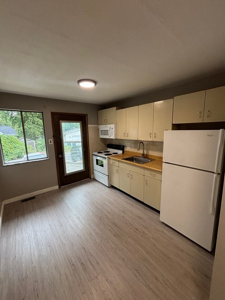 411 E Vandalia St #1A - Photo 3 of 12