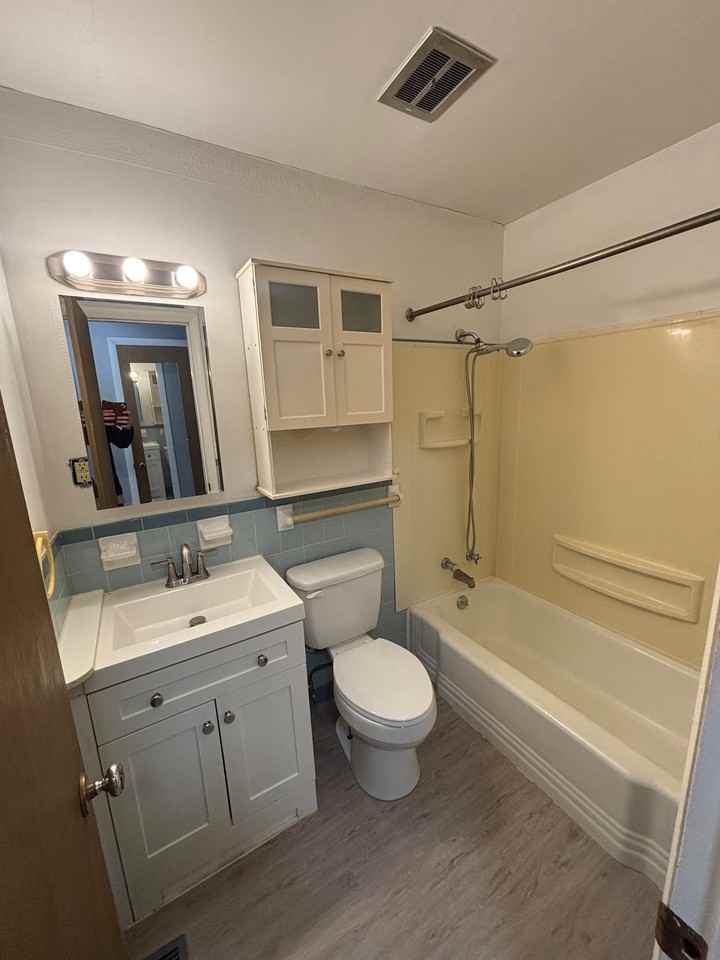 411 E Vandalia St #1A - Photo 4 of 12