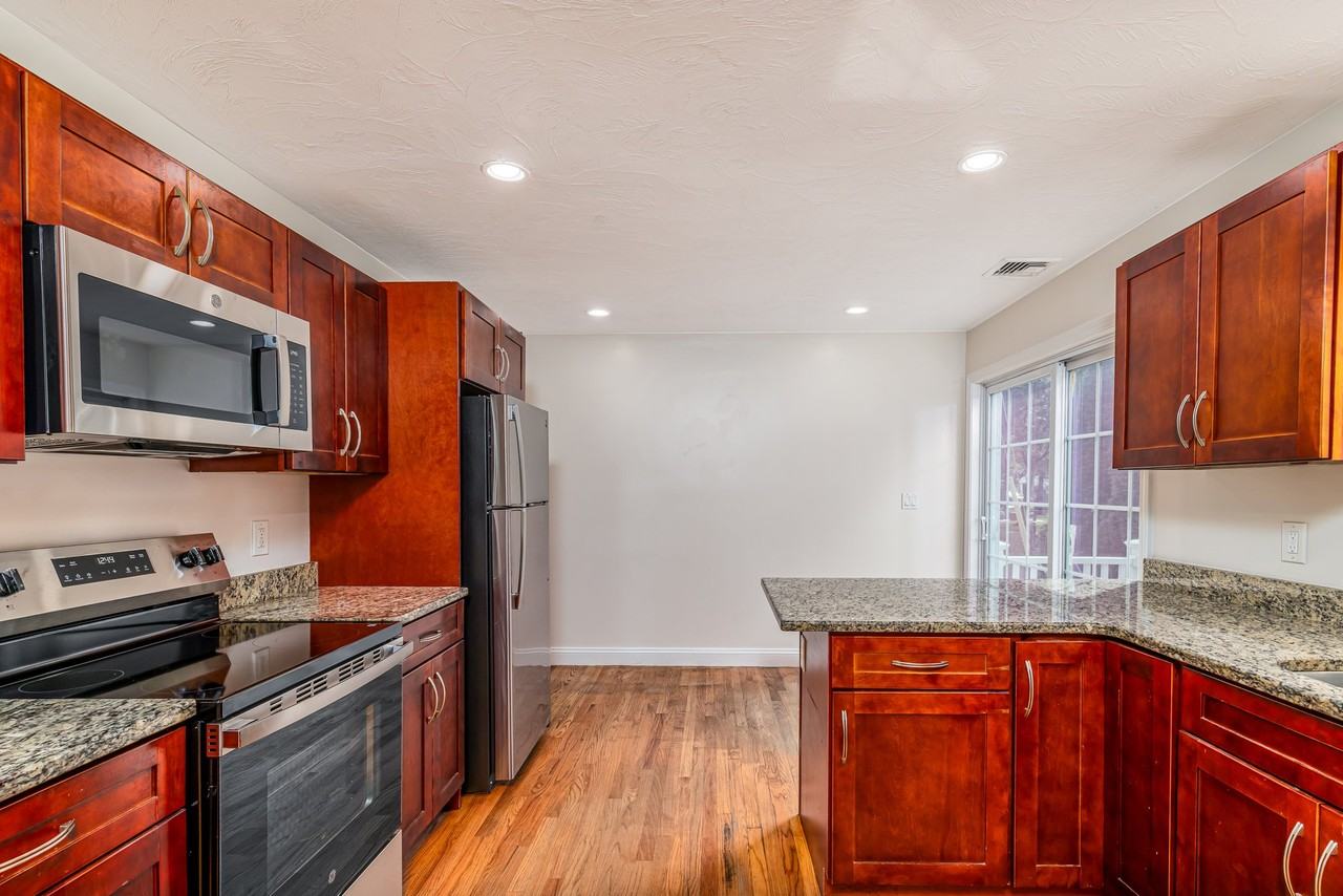 12 Woodbury Ct - Photo 6 of 24