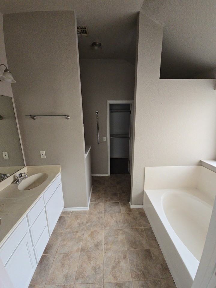 2304 Nw 162nd St - Photo 5 of 15