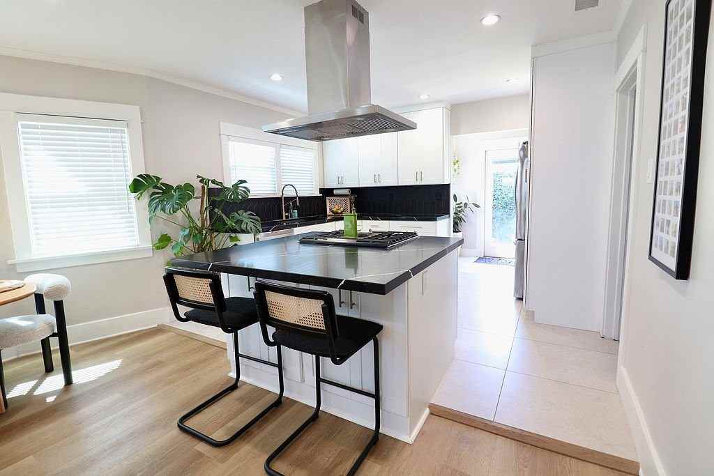 1109 Bennett Ave - Photo 3 of 19