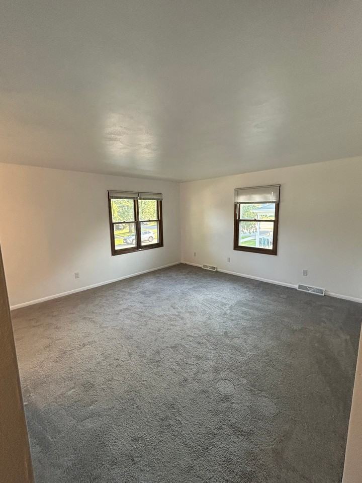 1050A Van Buren Ave - Photo 4 of 12
