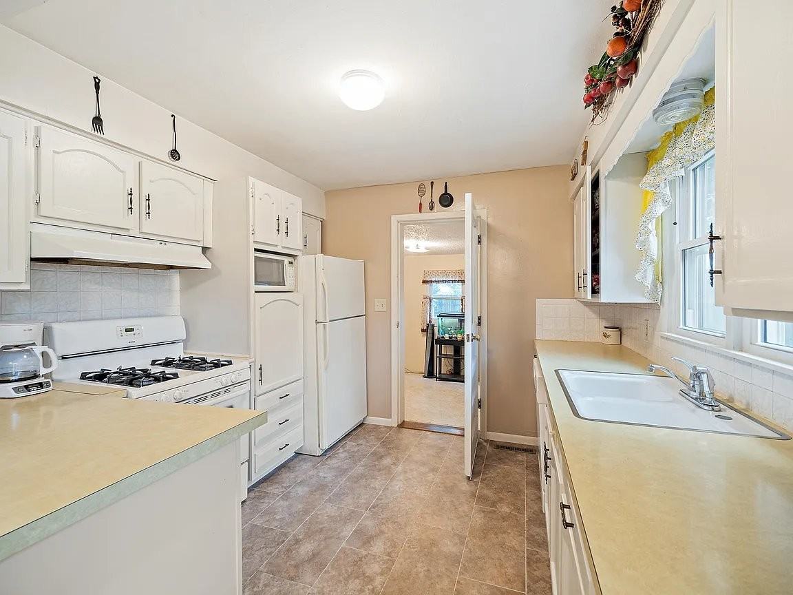303 S Burton Ave - Photo 4 of 9
