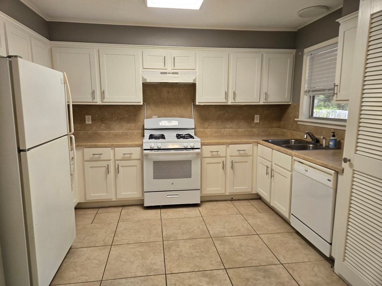 3209 Coastal Dr - Photo 3 of 11