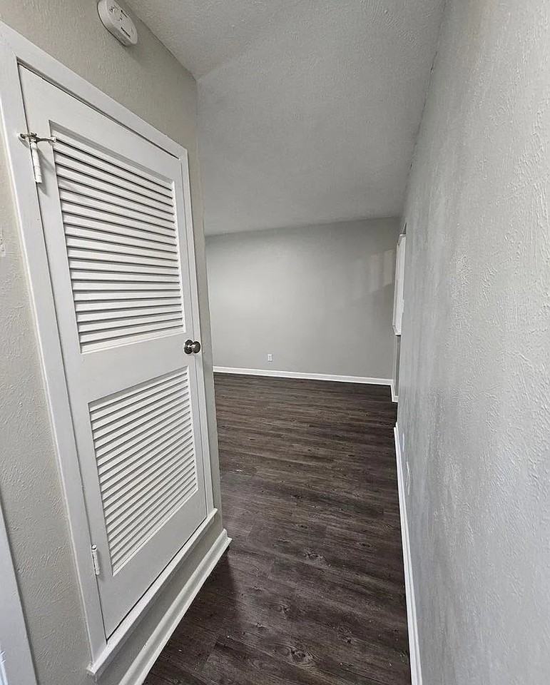 2527 Normont Cir #2527 - Photo 4 of 11