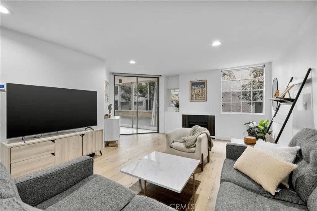 740 N Kings Rd #122