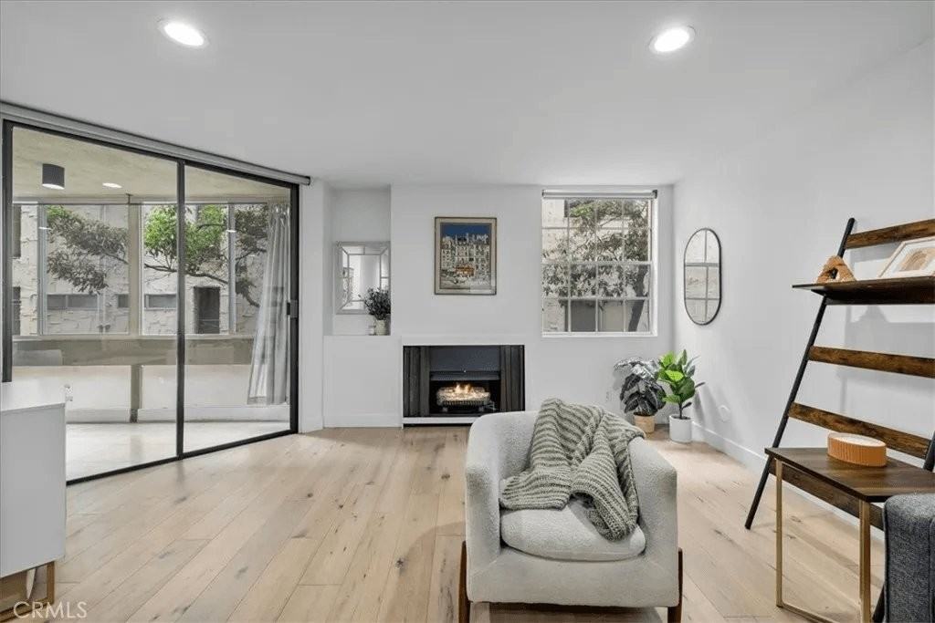 740 N Kings Rd #122 - Photo 5 of 11