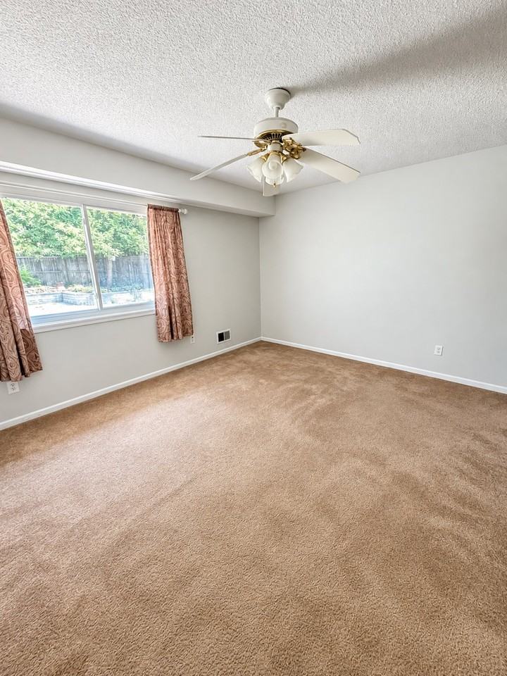 28 Cambridge Dr - Photo 4 of 16