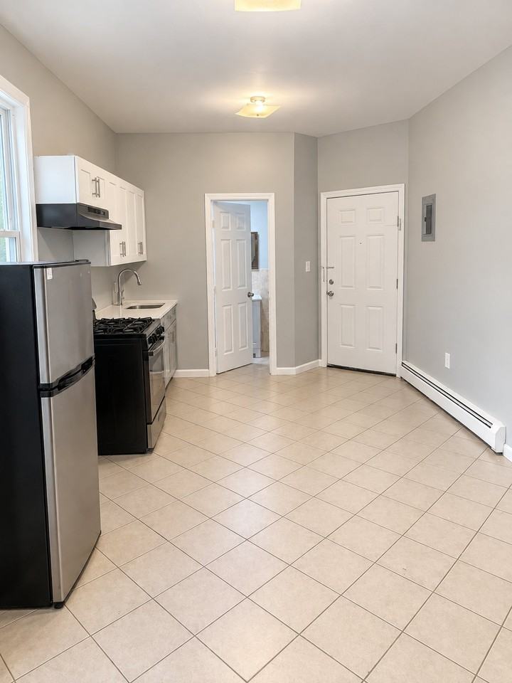 106 Martin St #2R - Photo 2 of 8