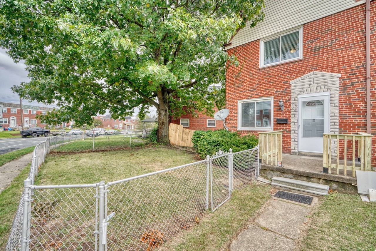 2236 Searles Rd - Photo 2 of 13
