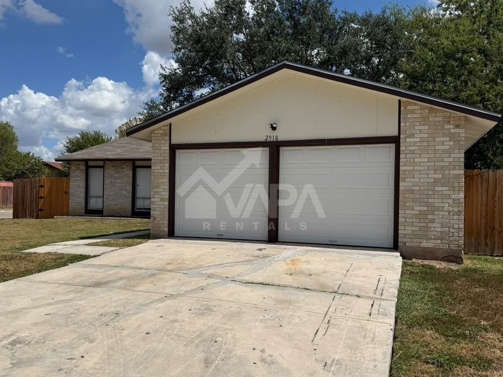 2910 Lakebriar St - Photo 2 of 19