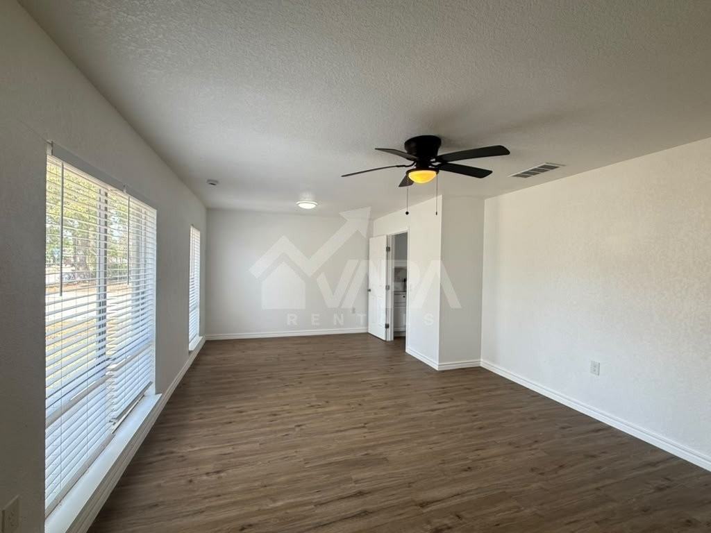 2910 Lakebriar St - Photo 3 of 19