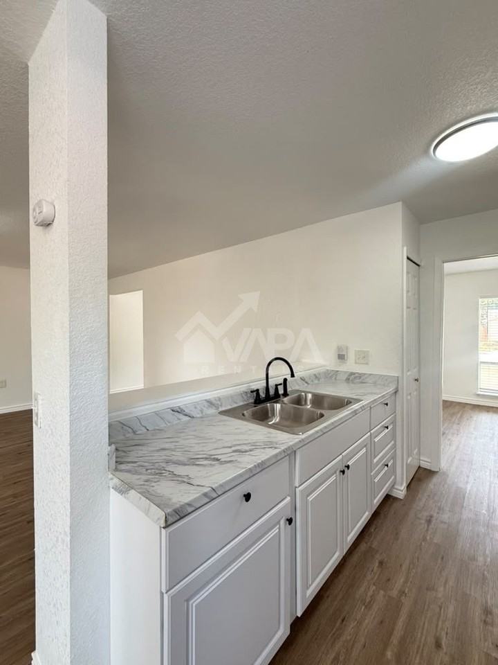 2910 Lakebriar St - Photo 6 of 19