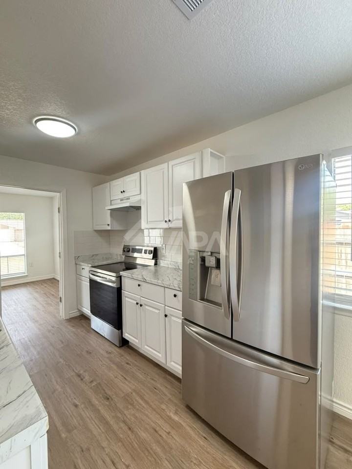 2910 Lakebriar St - Photo 7 of 19