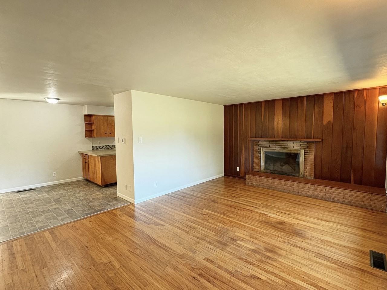 1115 Nw 20th St - Photo 3 of 23