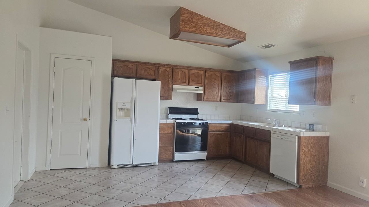 1341 Spring Ct - Photo 2 of 13