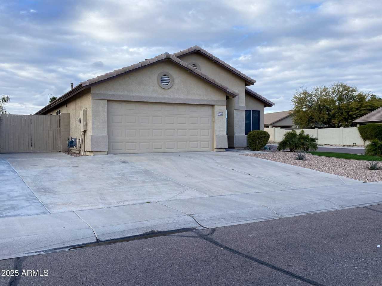 8022 W Salter Dr - Photo 2 of 29