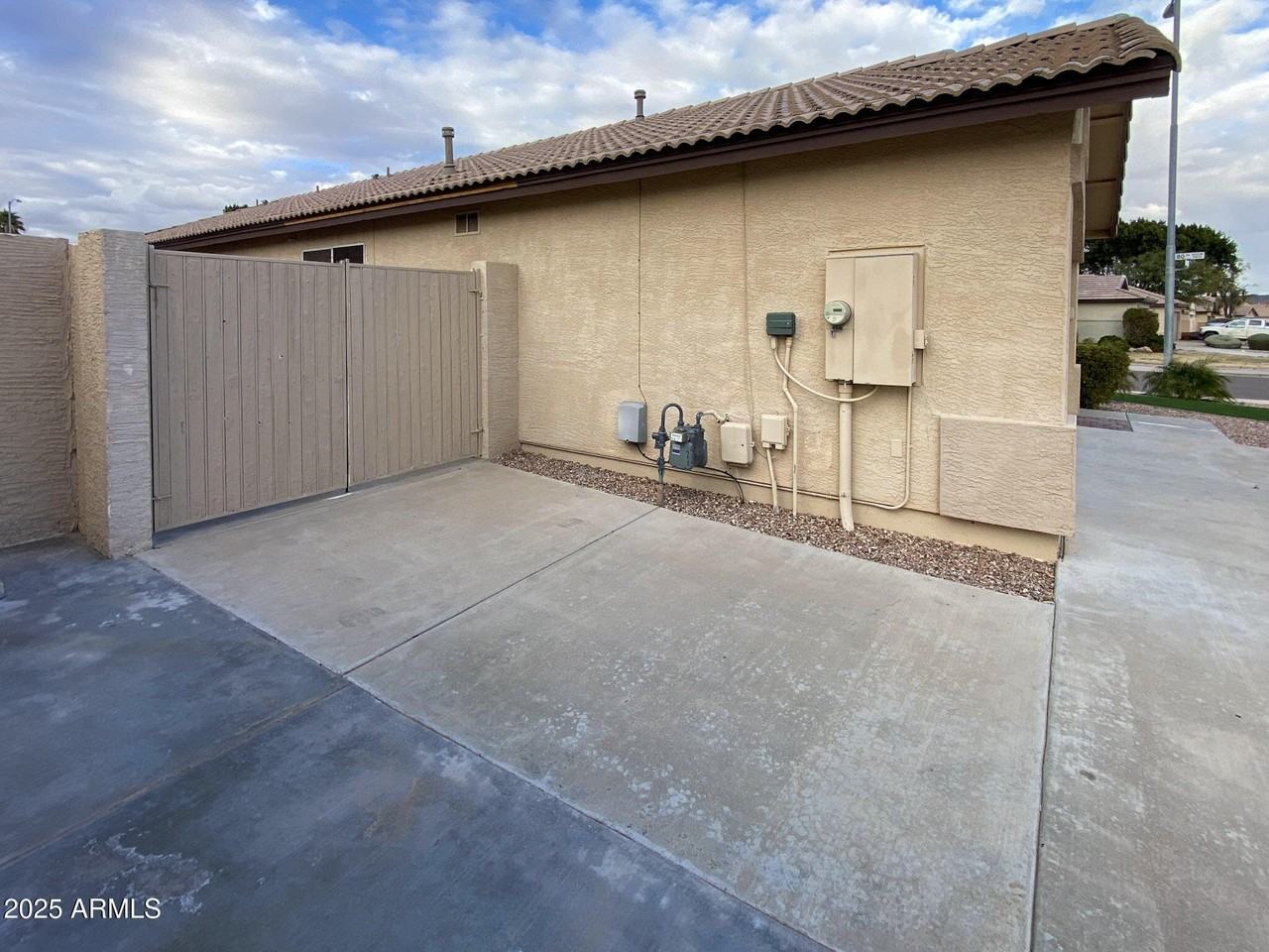 8022 W Salter Dr - Photo 3 of 29