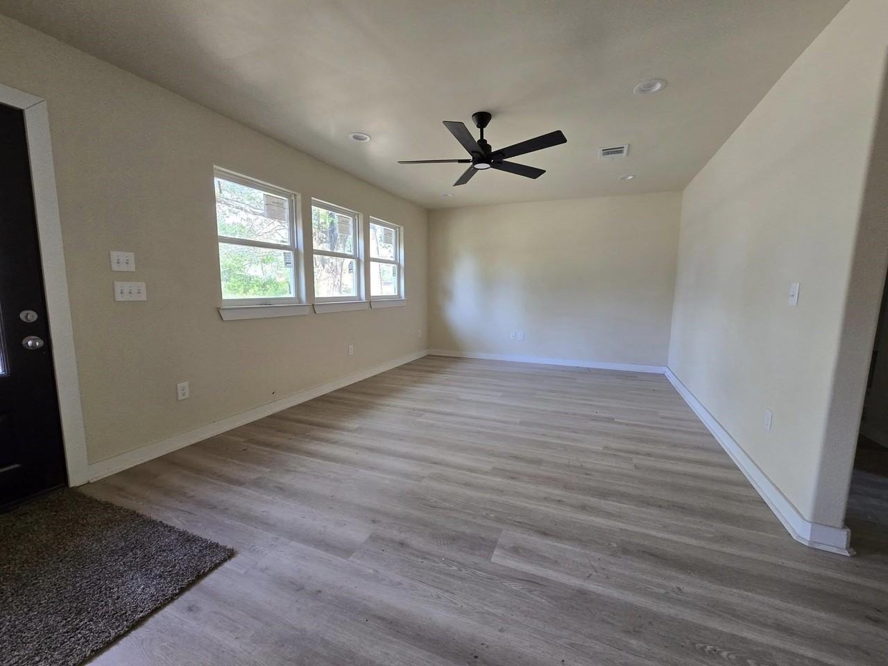 3435 Kenwood Dr - Photo 3 of 13