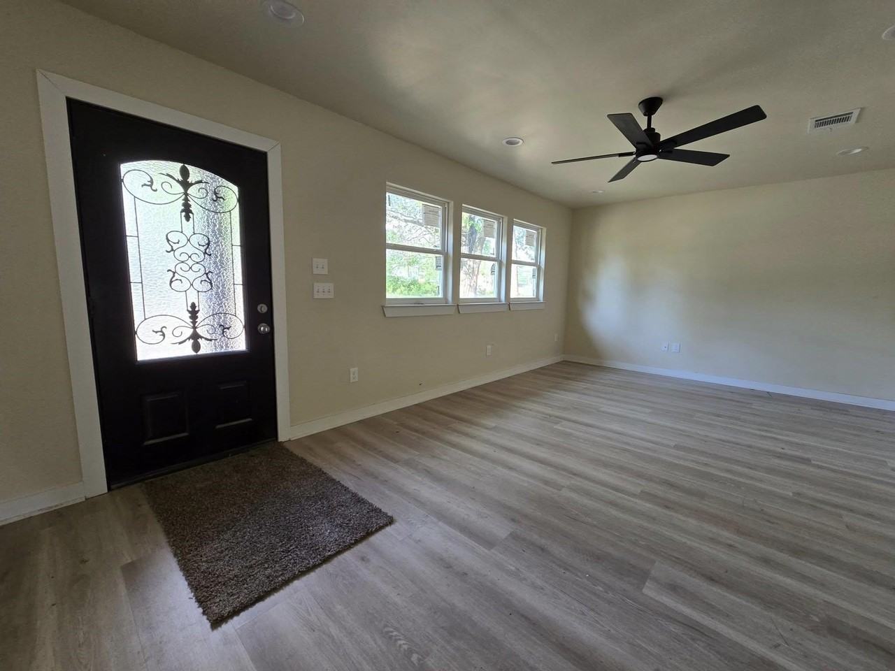 3435 Kenwood Dr - Photo 4 of 13