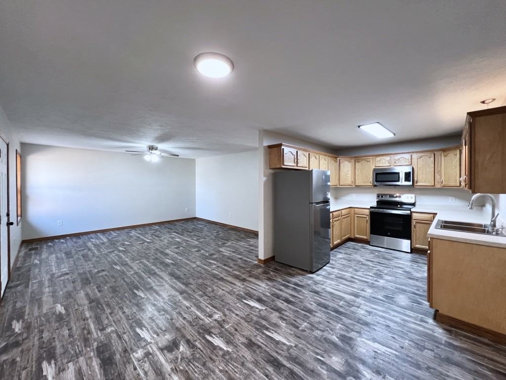 610 E 7th St #1 - Photo 2 of 10