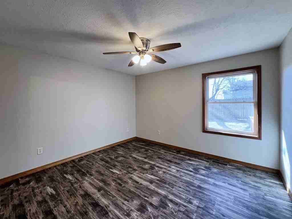 610 E 7th St #1 - Photo 7 of 10