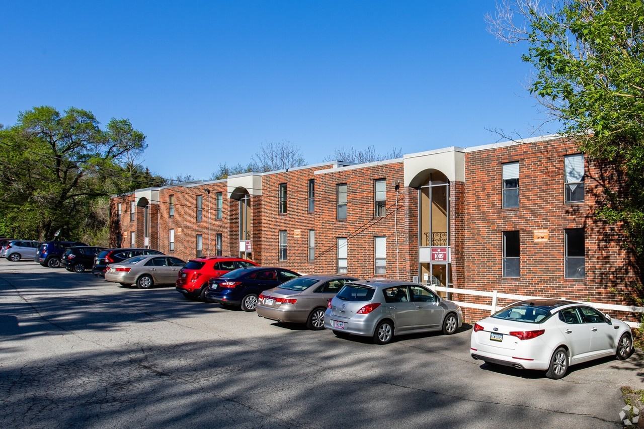 PINE VIEW APARTMENTS -- 059 - Photo 7 of 27
