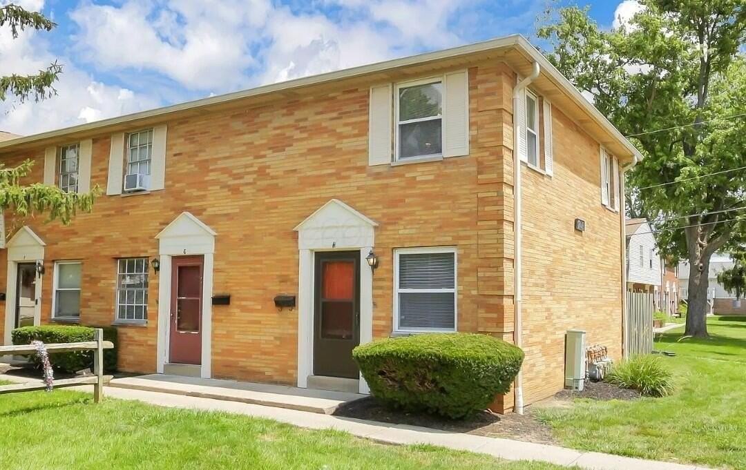 1746 Pine Tree St S #H - Photo 2 of 16
