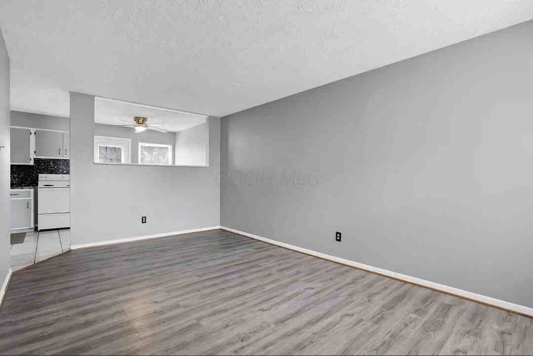 1746 Pine Tree St S #H - Photo 3 of 16