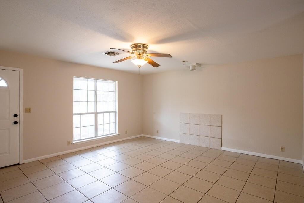 703 Dawn Ln - Photo 4 of 16