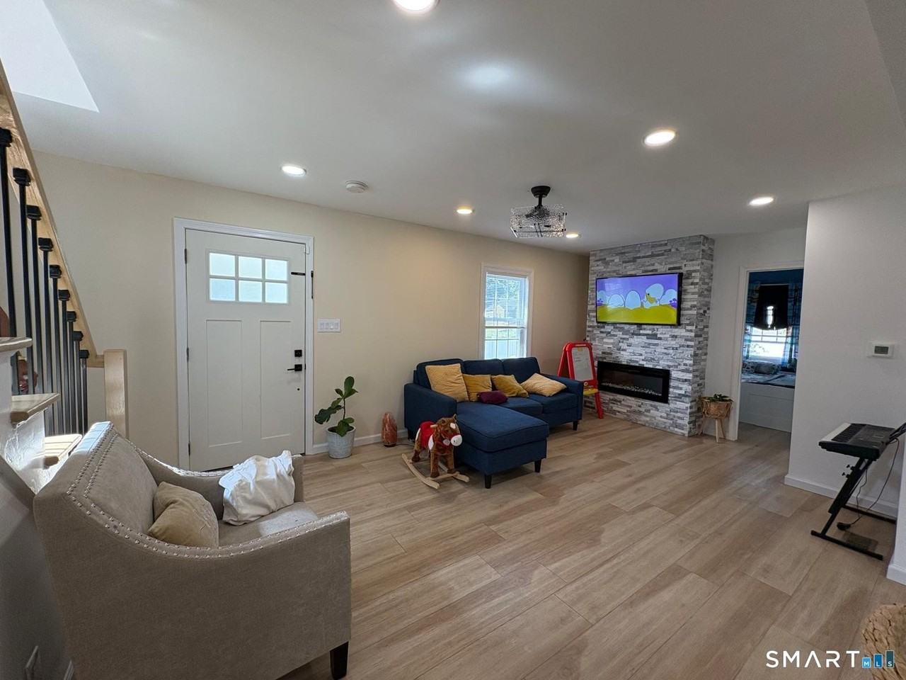 350 Roger Williams Rd - Photo 3 of 21