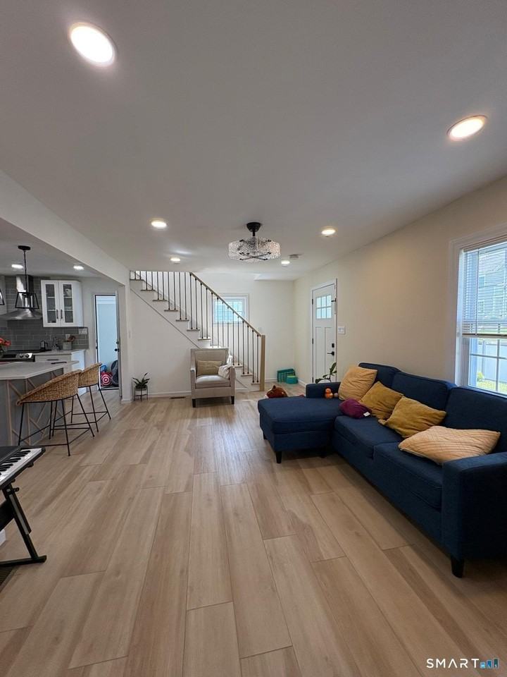 350 Roger Williams Rd - Photo 4 of 21