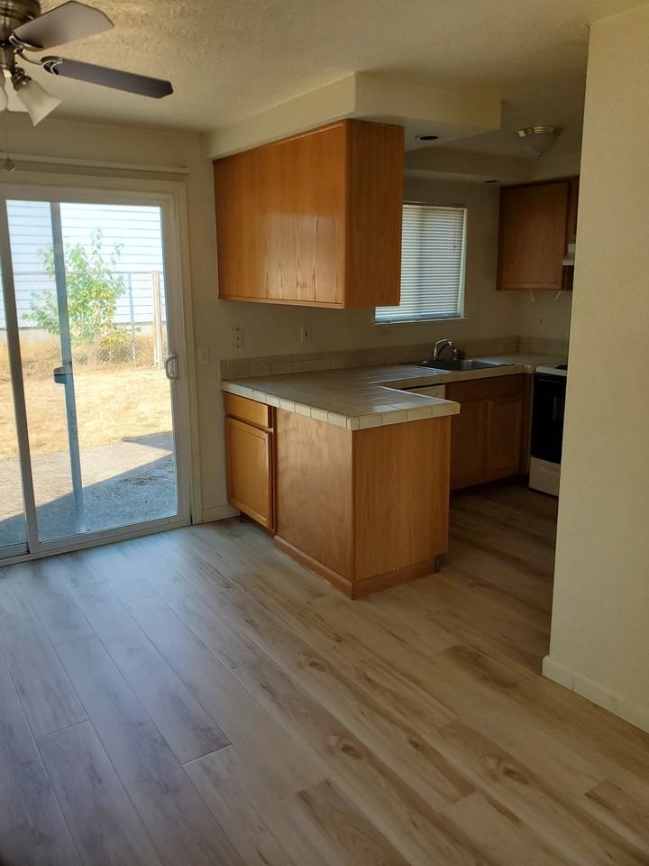 25182 East Broadway Avenue - Photo 6 of 22