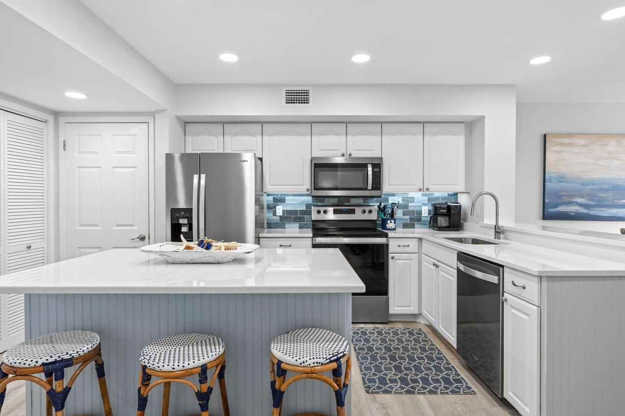 814 Harbour Point Dr #814 - Photo 3 of 40