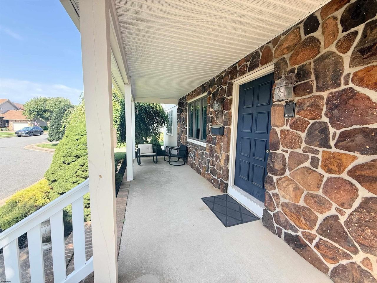 303 Windsor Dr - Photo 3 of 25