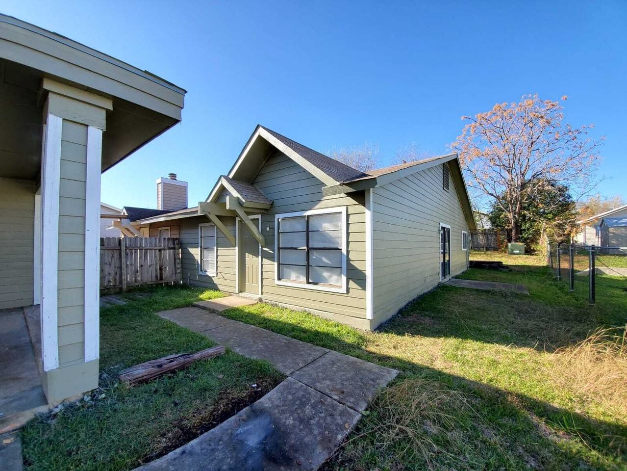 7906 Falcon Ridge Drive - Photo 4 of 13