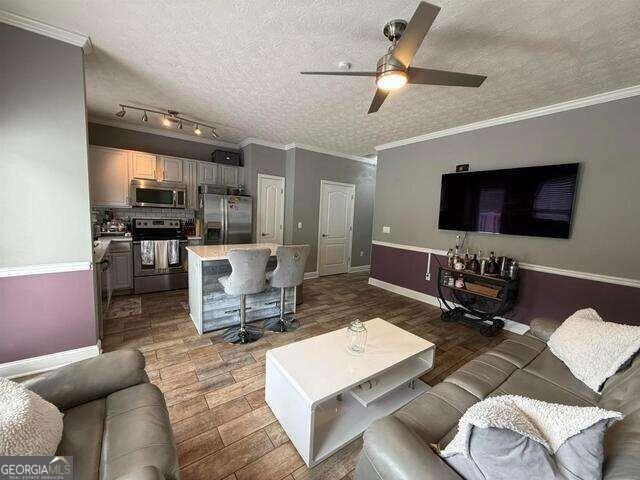 1011 Red Bud St - Photo 2 of 9