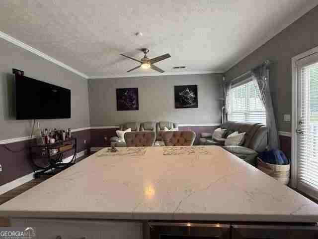1011 Red Bud St - Photo 4 of 9