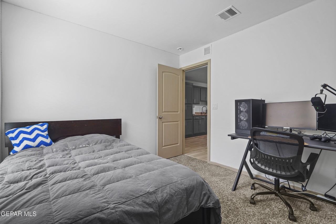 13154 Emerald Isle St - Photo 6 of 31