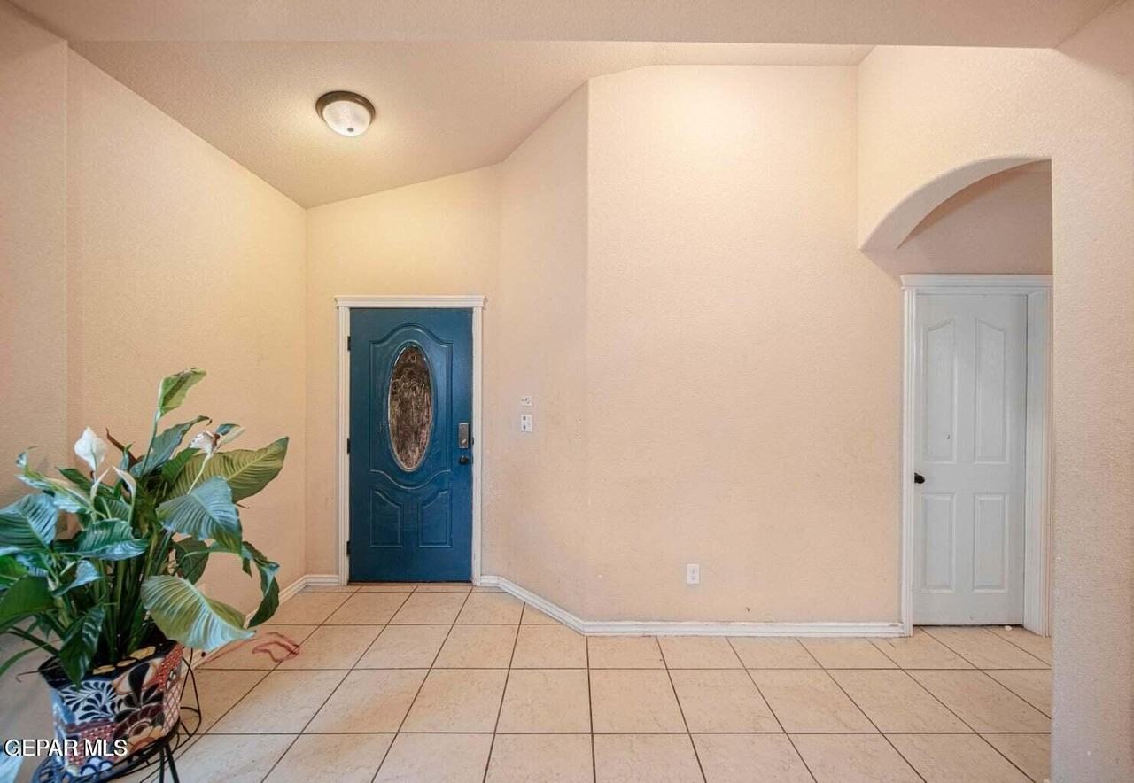 2924 Pino Triste Dr - Photo 2 of 7