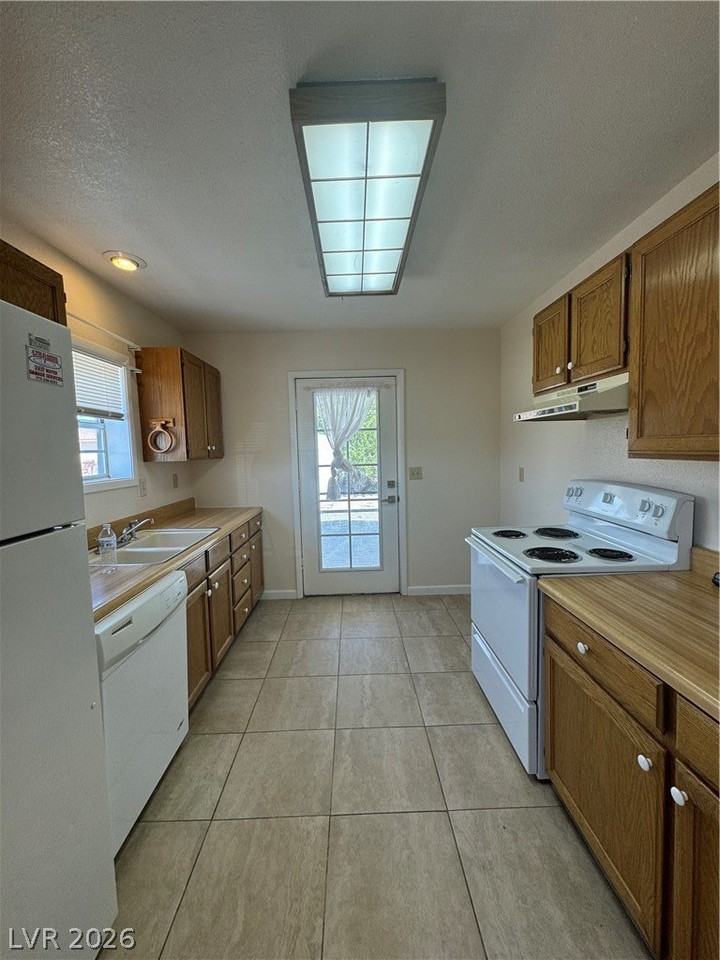 1851 Sycamore Ave #B - Photo 4 of 11