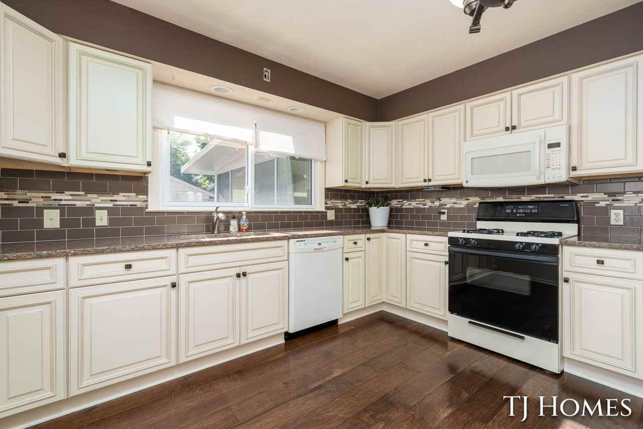 8 Wallinwood Ave Ne - Photo 4 of 35