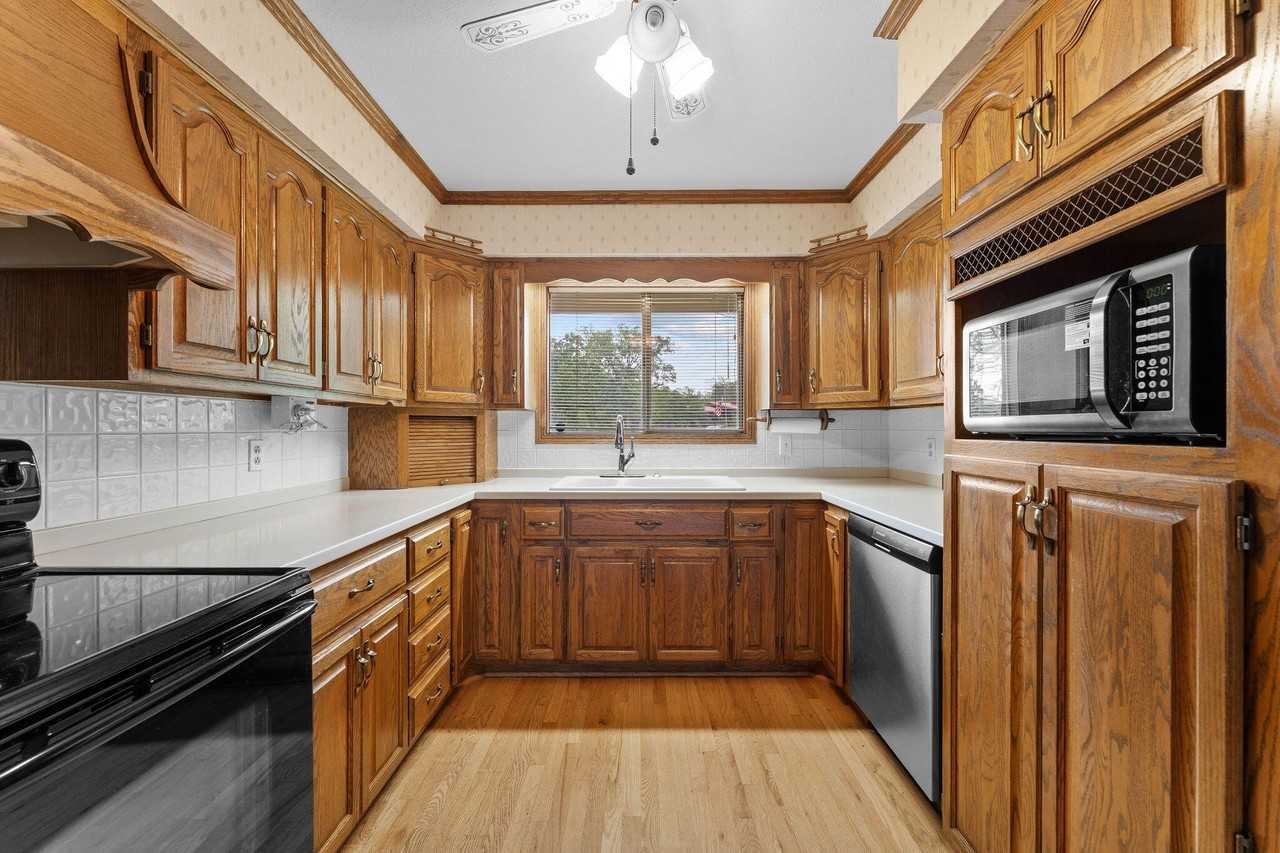 471 Parkside Dr - Photo 6 of 43